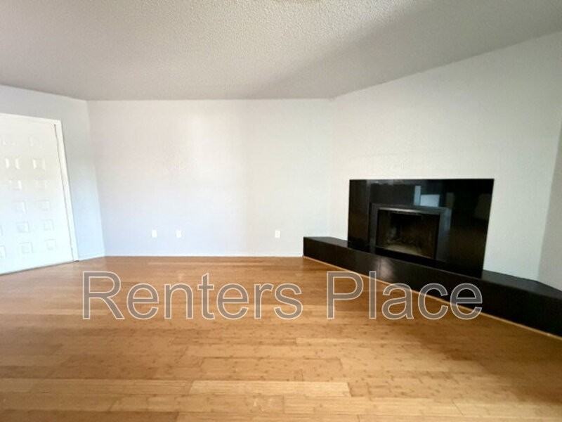 1207 S Quaker Ave #203 - Photo 3 of 12