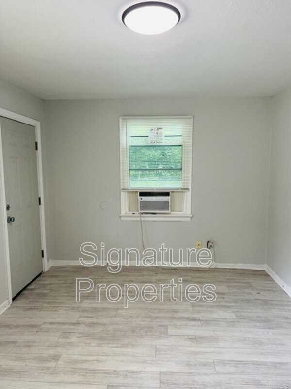 1221 Montgomery Ave - Photo 3 of 16