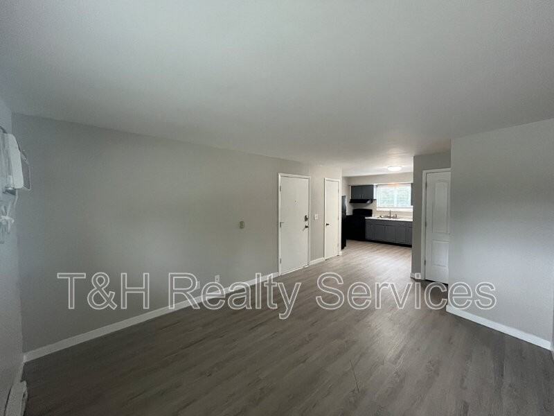 1152 Evans Ave #4 - Photo 4 of 12