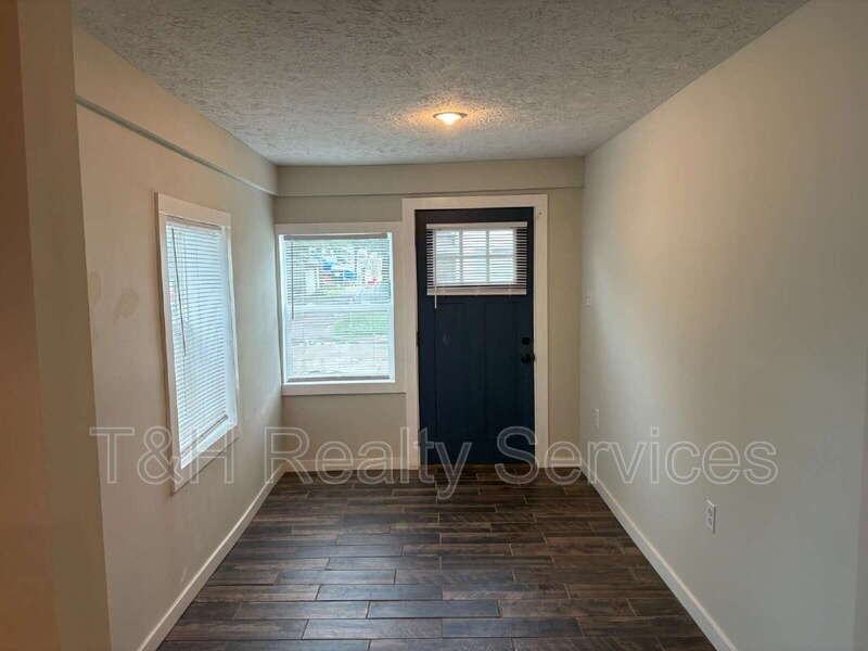 422 Iowa St - Photo 7 of 33