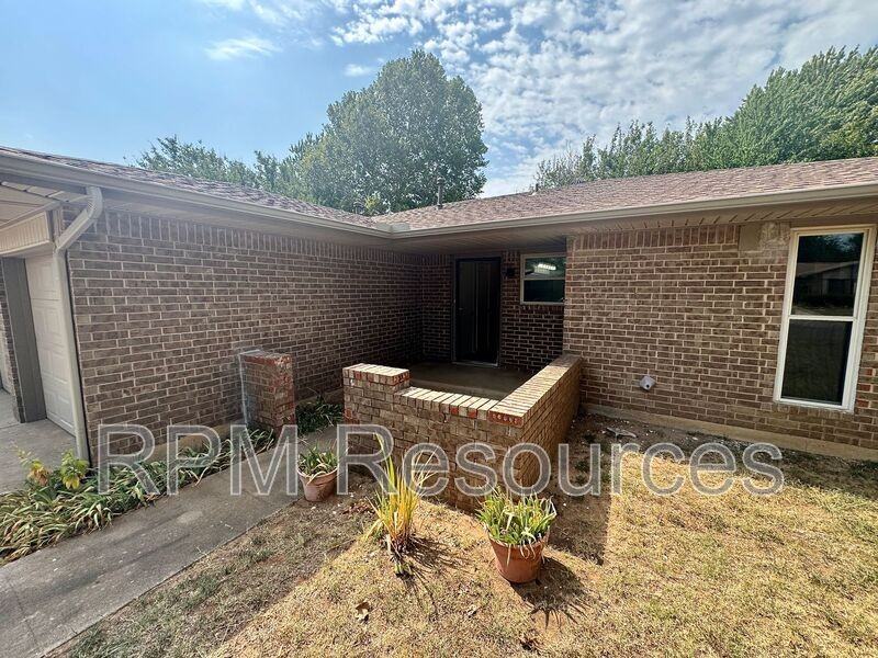 405 Meadow Lake Dr - Photo 3 of 23