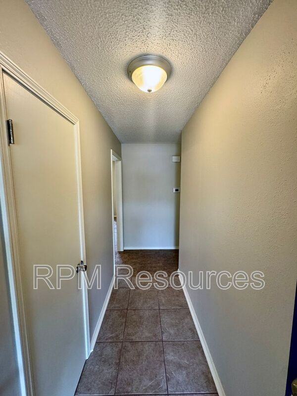 405 Meadow Lake Dr - Photo 5 of 23