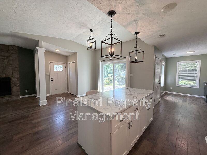 890 Bridgette St - Photo 3 of 26