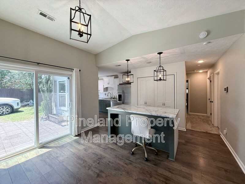 890 Bridgette St - Photo 5 of 26