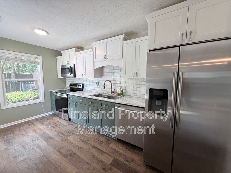 890 Bridgette St - Photo 6 of 26