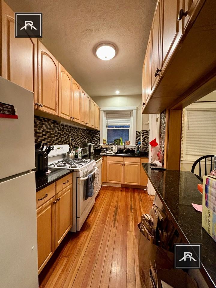 172 Winthrop Rd #2 - Photo 3 of 7