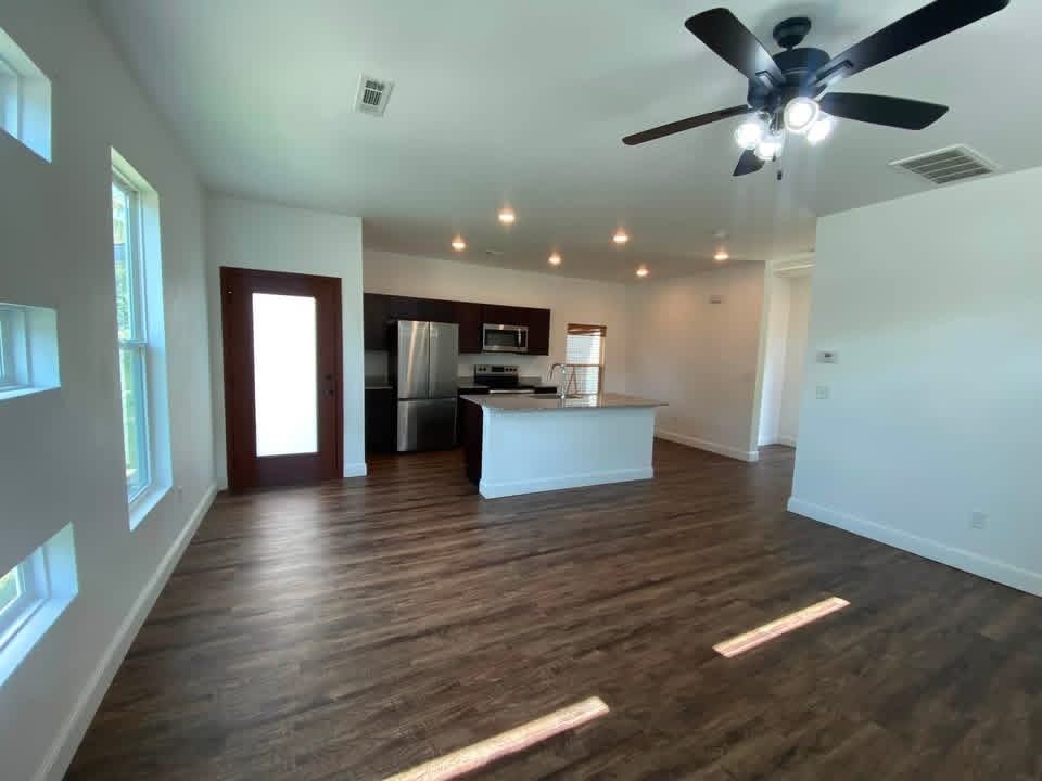 919 E Mary St - Photo 2 of 10
