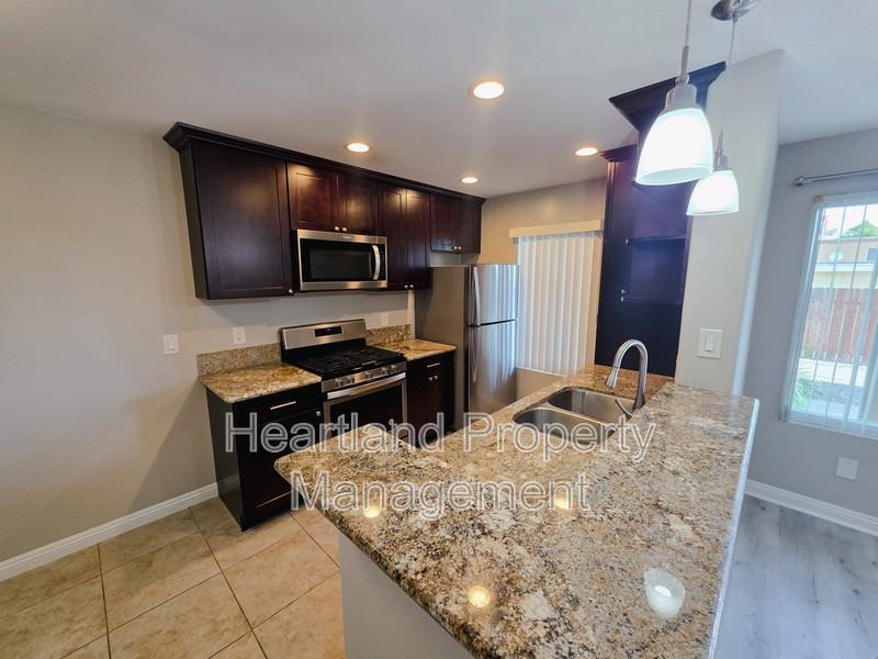 3430 Helix St #4 - Photo 5 of 10