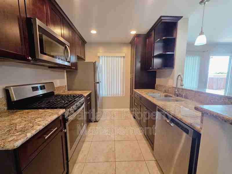3430 Helix St #4 - Photo 6 of 10