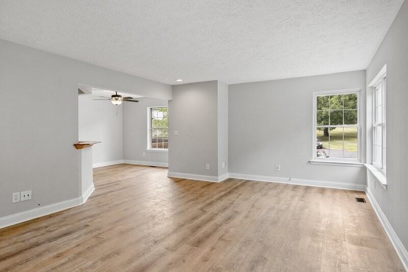 2258 N Tollgate Cir - Photo 4 of 27