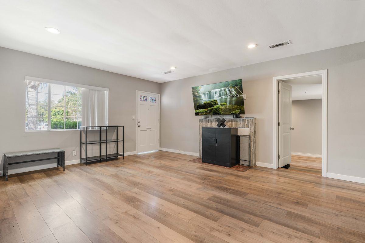 8222 Vanscoy Ave - Photo 4 of 13