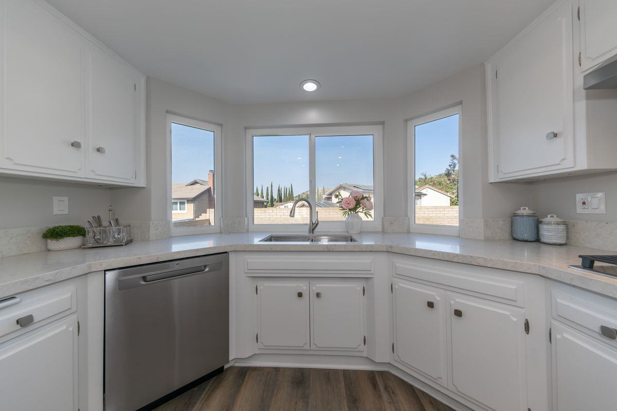980 S Loyola Dr - Photo 2 of 27