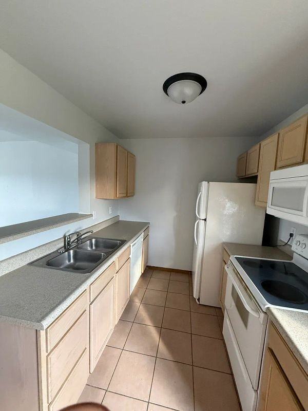 1530 Citadel Dr - Photo 3 of 8