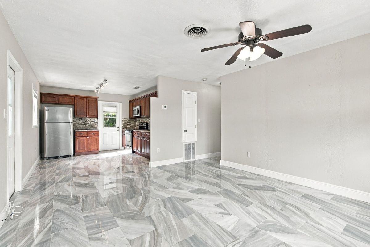 2267 Robinhood Dr - Photo 2 of 24