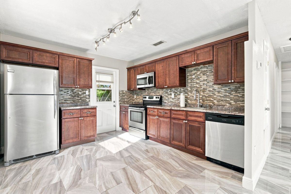 2267 Robinhood Dr - Photo 4 of 24
