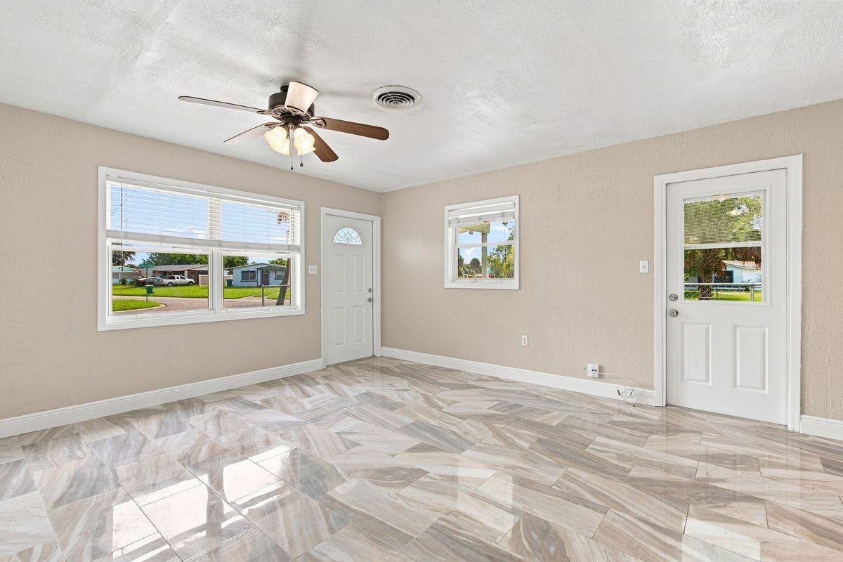 2267 Robinhood Dr - Photo 5 of 24