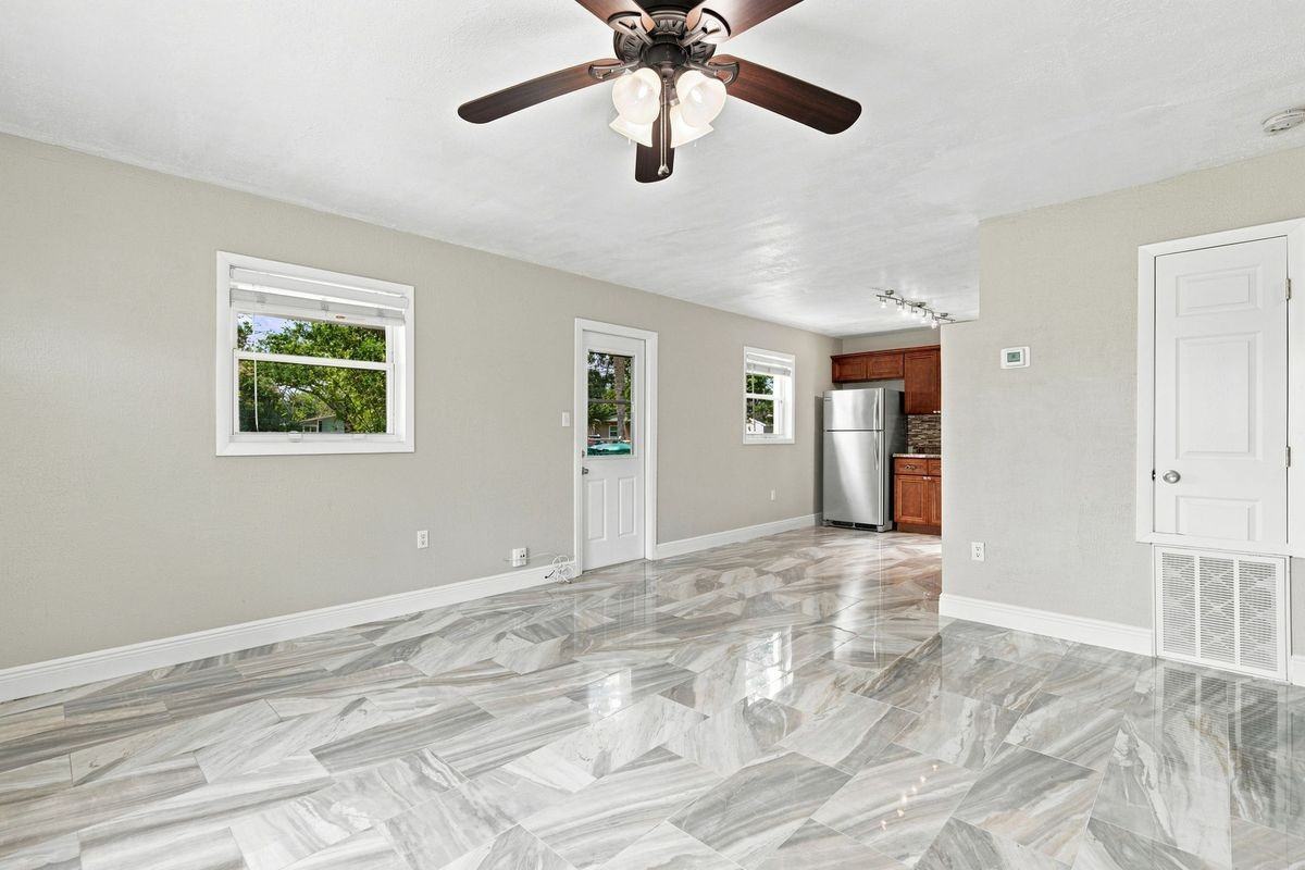 2267 Robinhood Dr - Photo 6 of 24