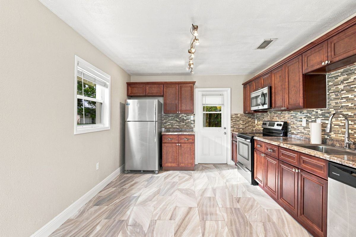 2267 Robinhood Dr - Photo 7 of 24