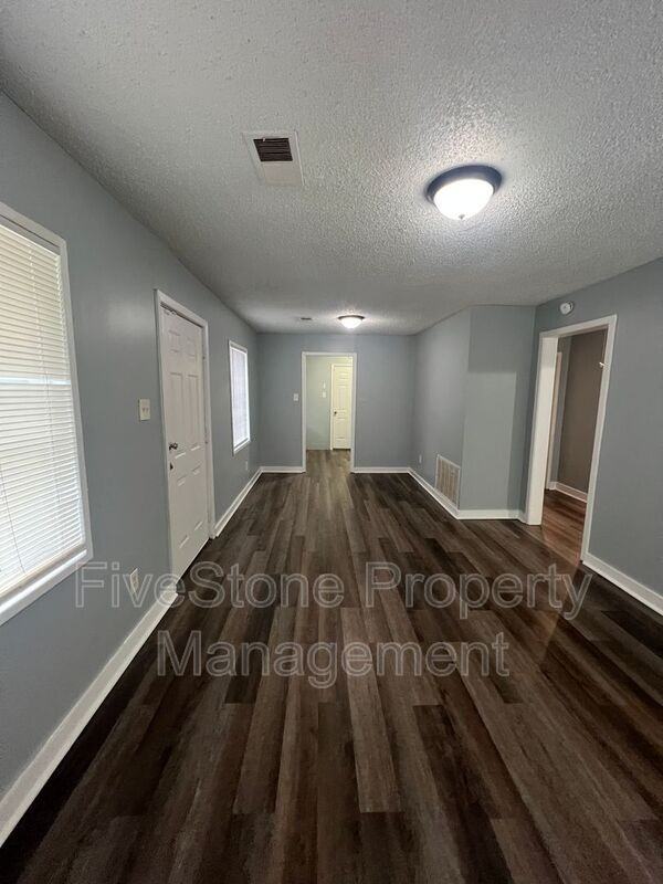 1300 Robin Hood Ln - Photo 4 of 19