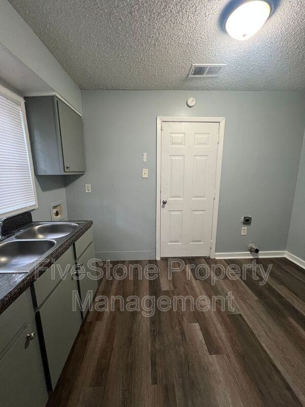 1300 Robin Hood Ln - Photo 5 of 19