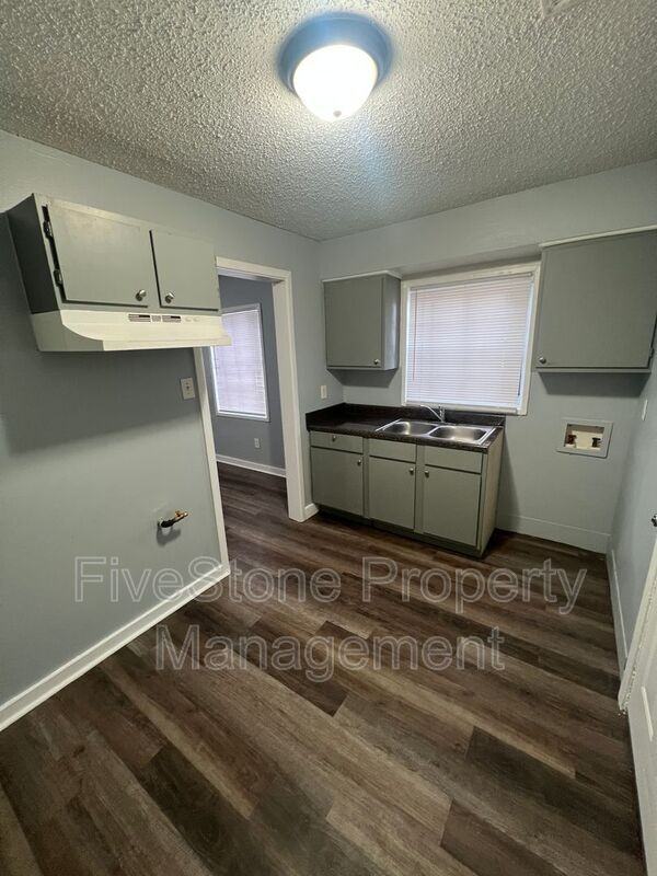 1300 Robin Hood Ln - Photo 6 of 19
