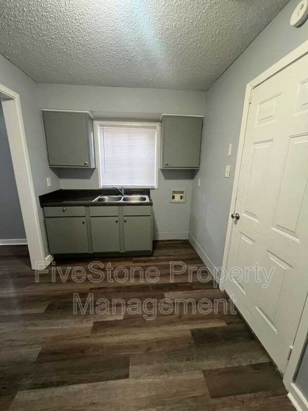 1300 Robin Hood Ln - Photo 7 of 19