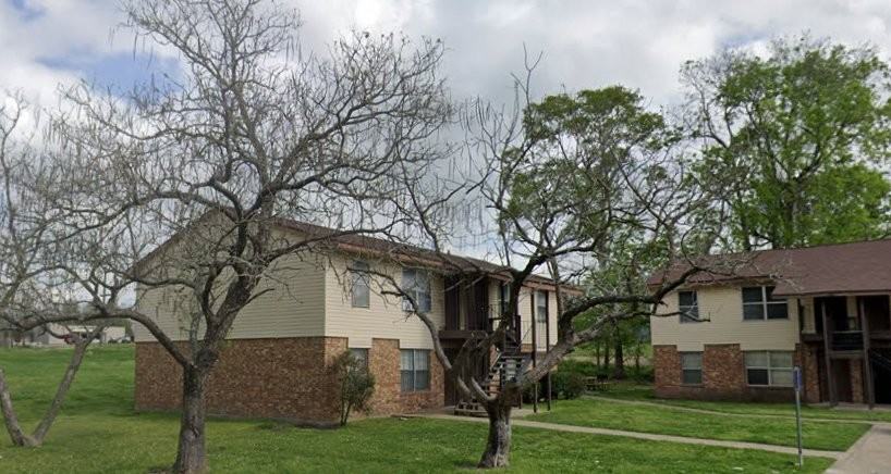 208 E Wells St - Photo 2 of 7