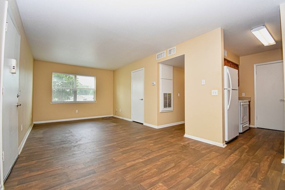 1501 S Bolton St - Photo 5 of 19