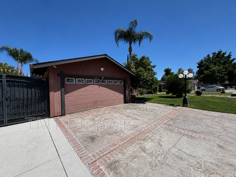 930 Graywood Cir - Photo 2 of 42