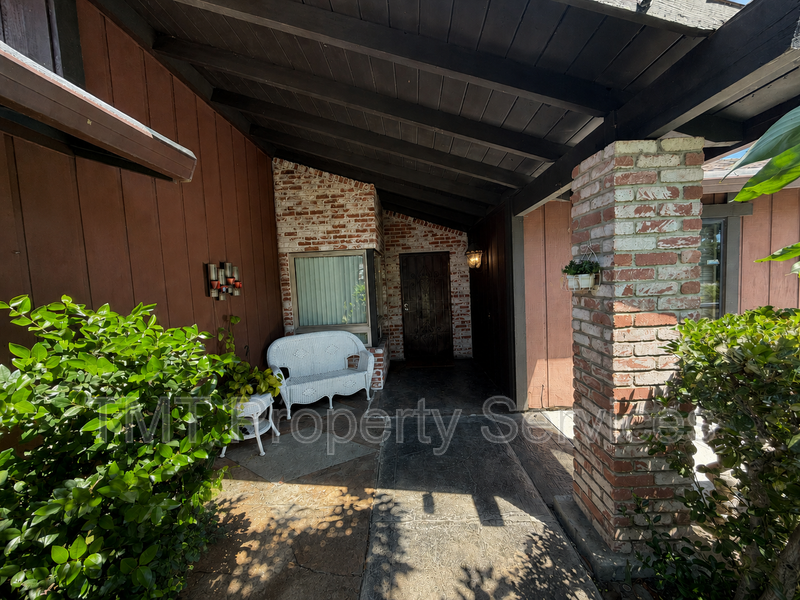 930 Graywood Cir - Photo 4 of 42