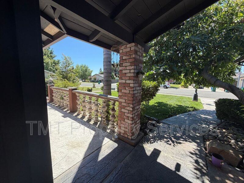 930 Graywood Cir - Photo 6 of 42