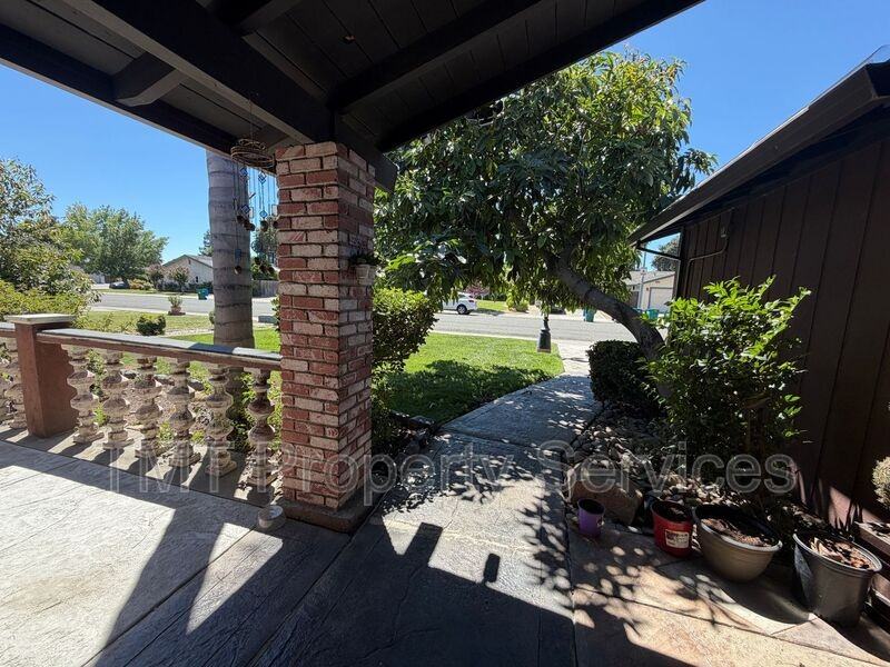 930 Graywood Cir - Photo 7 of 42