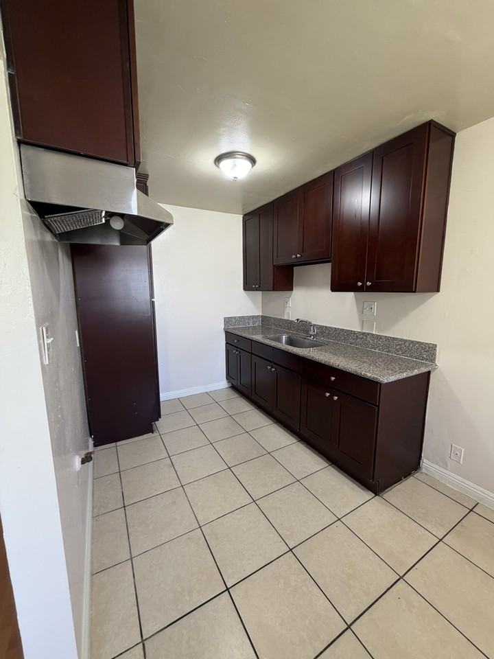 1020 East 12th Street #6 - Photo 3 of 7