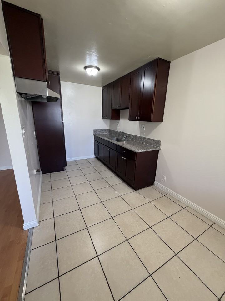 1020 East 12th Street #6 - Photo 4 of 7