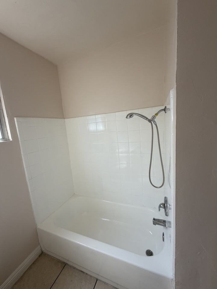 1020 East 12th Street #6 - Photo 6 of 7