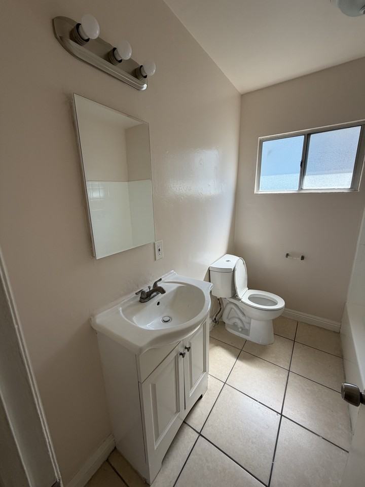 1020 East 12th Street #6 - Photo 7 of 7