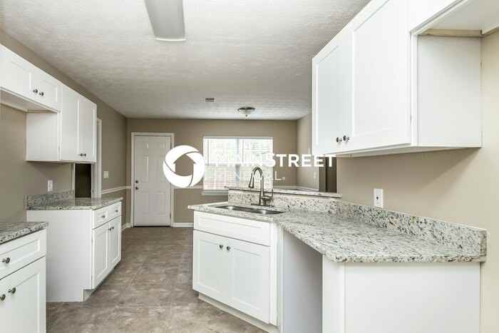 900 Vernon Dr - Photo 5 of 15