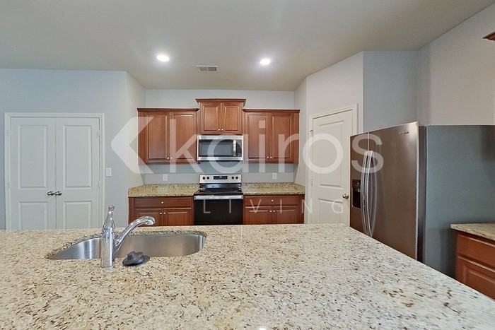 1044 Pilgrim Ln - Photo 7 of 24