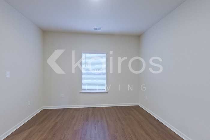 1100 Freedom Pkwy - Photo 2 of 27