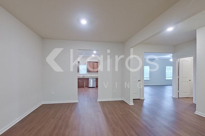 1100 Freedom Pkwy - Photo 5 of 27