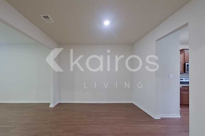 1100 Freedom Pkwy - Photo 6 of 27