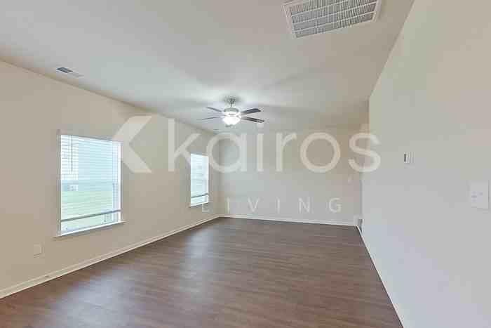 1100 Freedom Pkwy - Photo 7 of 27