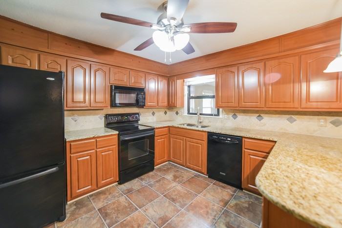 1309 Sw 19th St - Photo 4 of 13