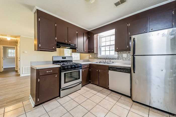 4426 Hardwood St - Photo 4 of 10