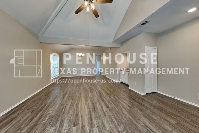 3604 Crestcreek Ct - Photo 5 of 20