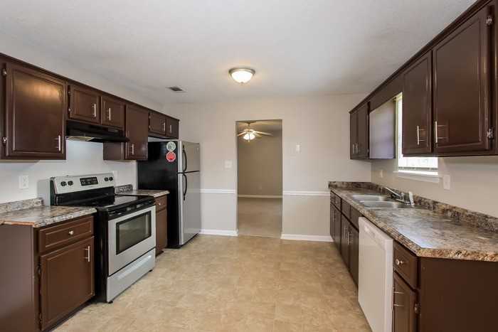 2819 Bradford Ct - Photo 3 of 11