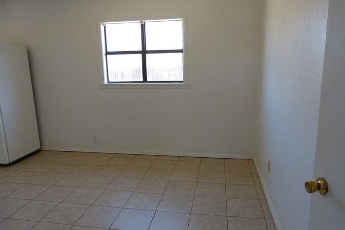 921 E Llano Estacado Blvd - Photo 4 of 18