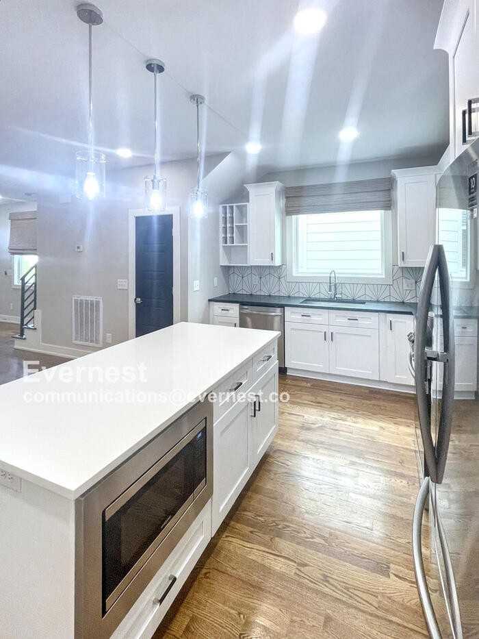 2116 Courtney Ave - Photo 4 of 26
