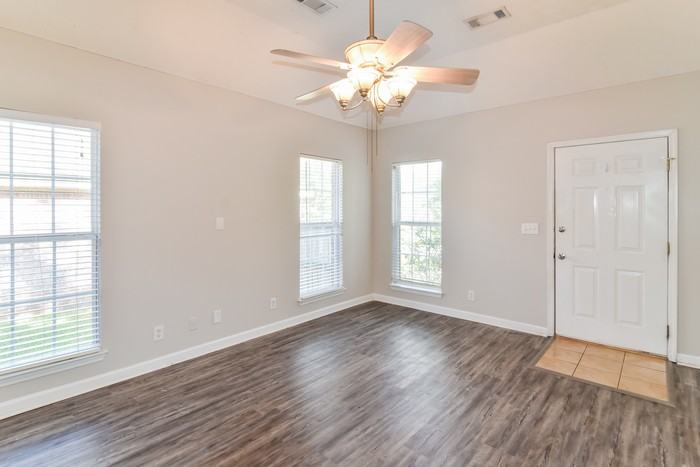 231 Thornfield Dr - Photo 3 of 11