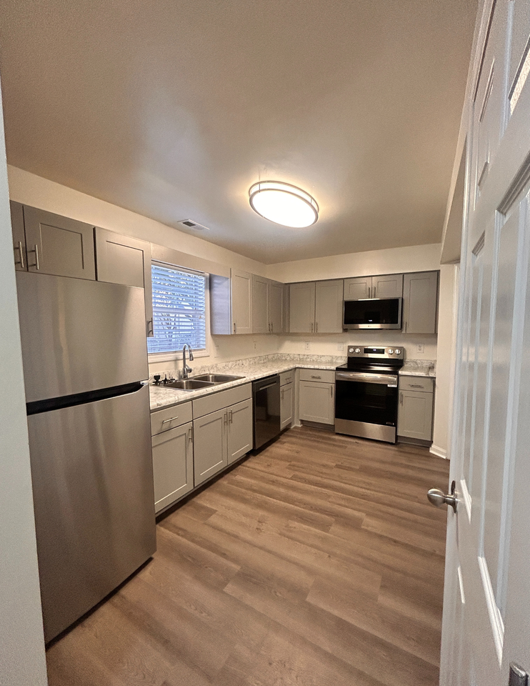 1285 Fords Pointe Cir #1285 - Photo 5 of 8